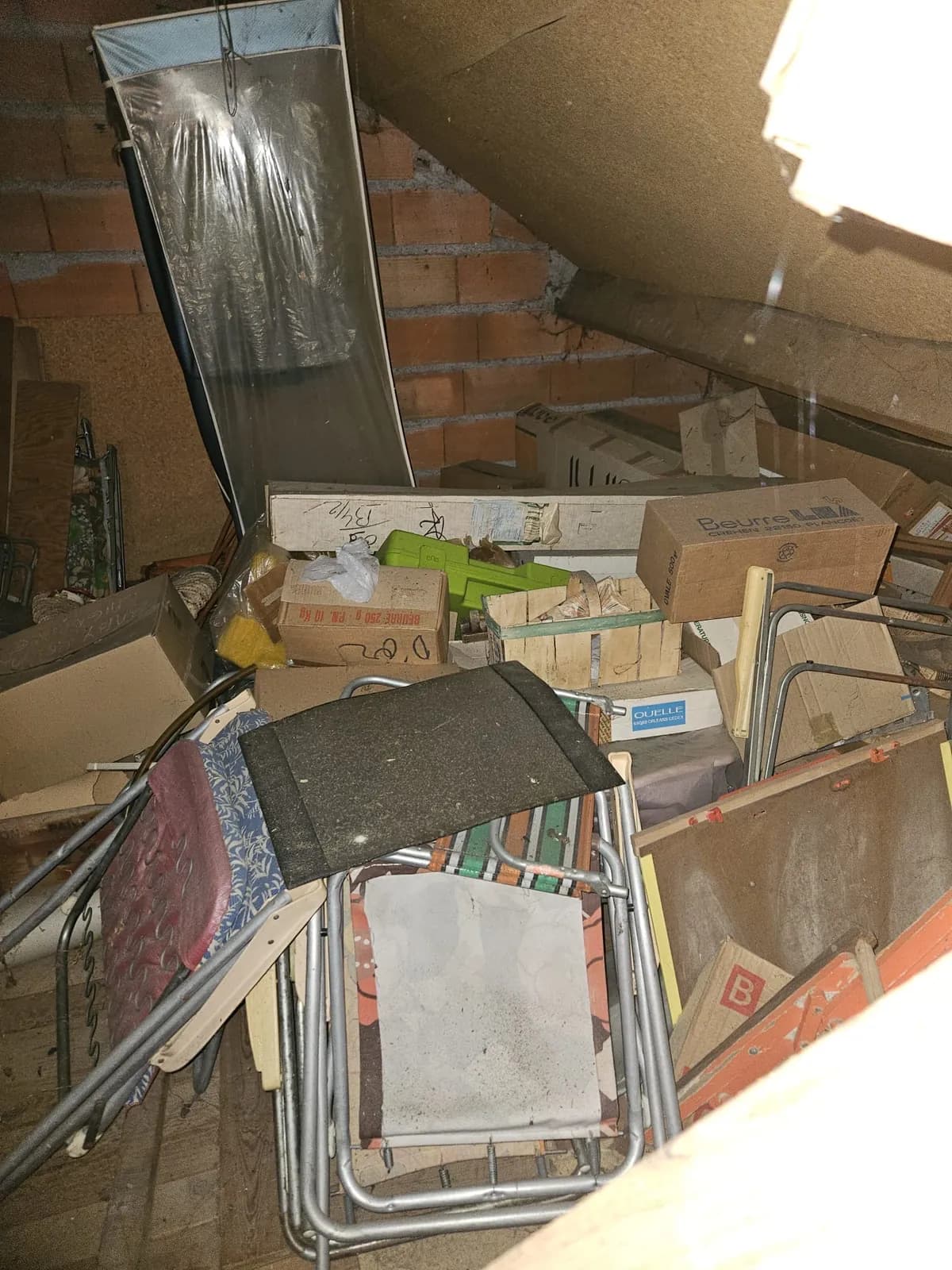 Débarras de grenier · Angers avant intervention par Debarras 49